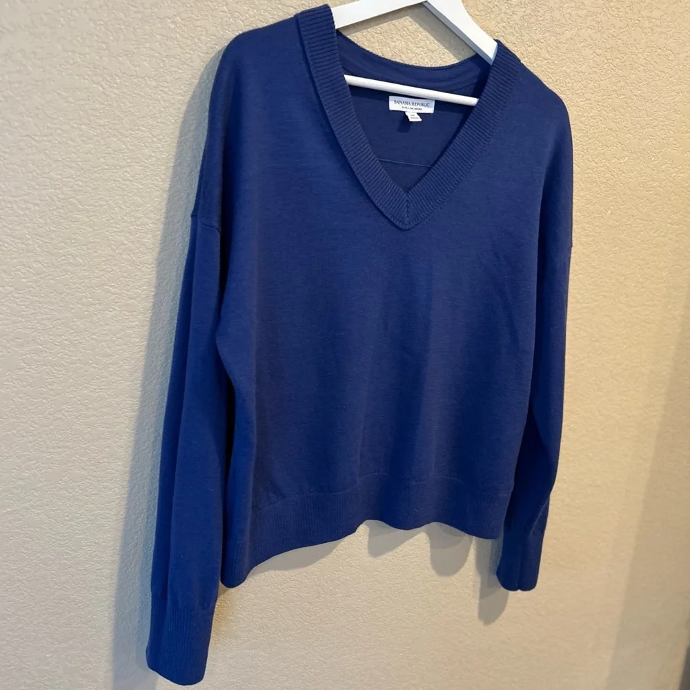 Banana Republic Lightweight Bold Blue Fine Merino Wool V-Neck Sweater Size M - Picture 4 of 7